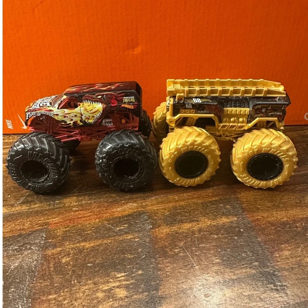 Monster Jam Fire Starter & 5 Alarm Truck Gold Fire Truck 1:64  Hot‎ Wheels Set 2